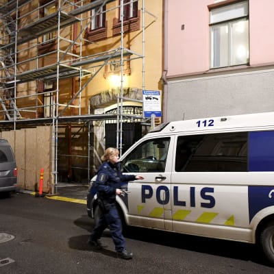 Poliisi kerrostalon edustalla Helsingin Jruununhaassa.