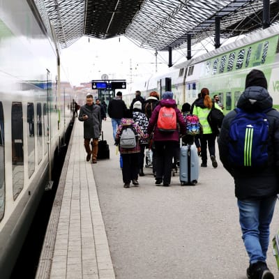 Matkustajia helmikuussa Helsingin rautatieasemalla.
