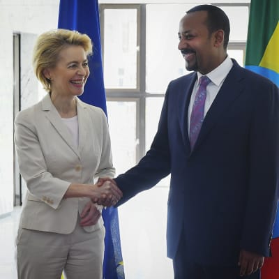 Ursula von der Leyen tapaa Abiy Ahmedin Etiopiassa joulukuussa.