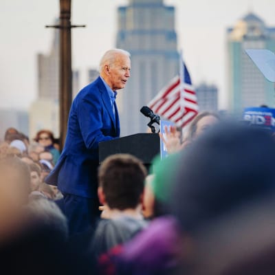 Joe Biden puhujakorokkeella Kansas Cityssä.