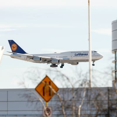 Lufthansan lentokone laskeutuu O'Haren kansainväliselle lentokentälle.