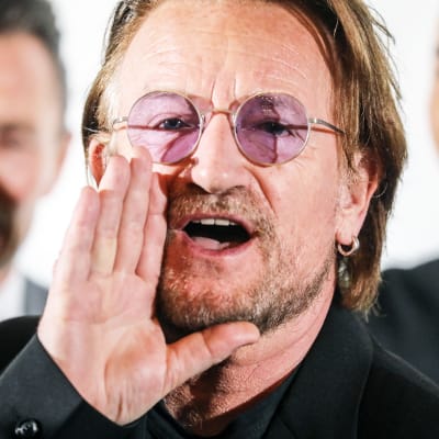 Bono poseeraa valokuvaajille Ranskassa.