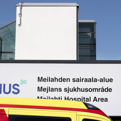 Ambulanssi Meilahden sairaala-alueella Helsingissä.