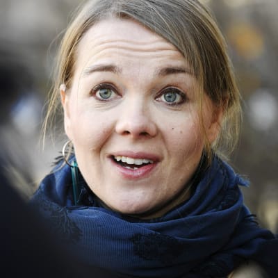 Katri Kulmuni saapui keskiviikkoaamuna Säätytalolle kehysriihineuvotteluiden toiseen päivään.