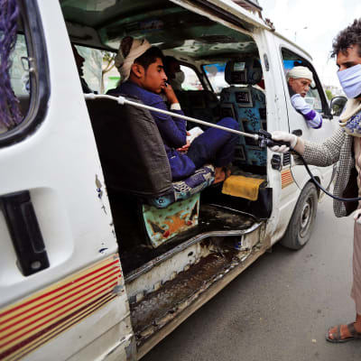 Minibussia desinfioidaan Jemenin Sanaassa.
