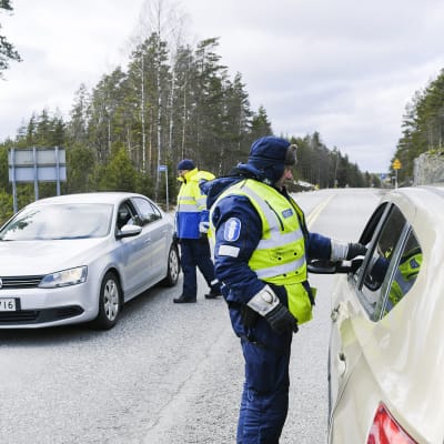 Poliisi tarkastaa autoilijoita Uudenmaan rajalla.