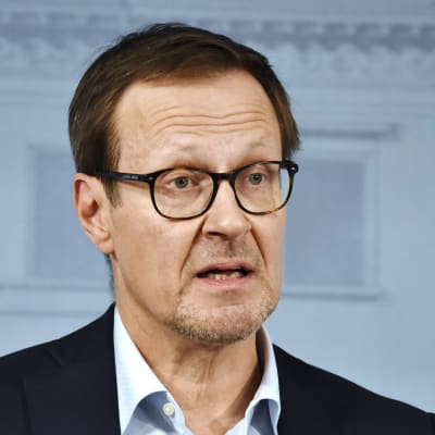 Kuvassa on Huoltovarmuuskeskuksen väliaikainen toimitusjohtaja Janne Känkänen tiedotustilaisuudessa.