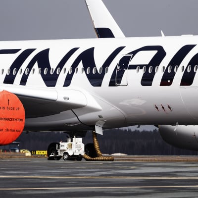 Kuvassa on Finnairin lentokone, jonka moottorit on peitetty pusseilla pölyn ja roskan välttämiseksi.