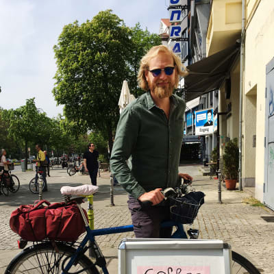 Oskari Lampisjärvi polkee päivittäin kymmeniä kilometrejä ympäri Berliiniä kuljettamassa olutta ja giniä asiakkaiden kotiovelle.