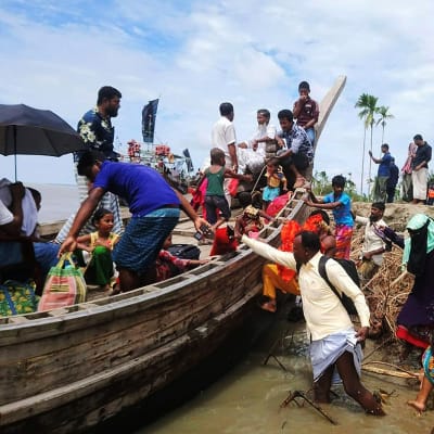Kuvassa evakuoidaan ihmisiä Bangladeshissa.