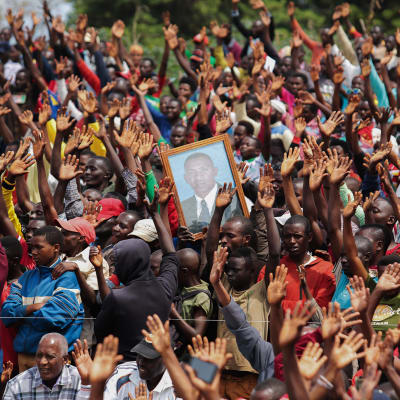 Kuvassa kannattajat pitelevät Burundissa presidenttiehdokas Agathon Rwasan kuvaa.
