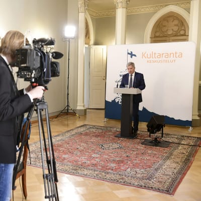 Presidentti Niinistö tapaa median videokokouksessa ennen Kultaranta-keskusteluja perjantaina. 