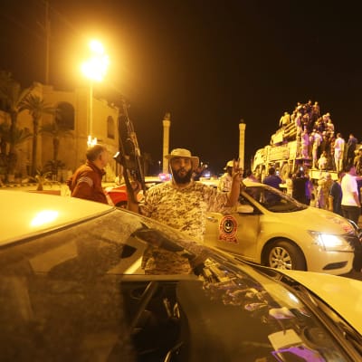 Hallituksen sotilas juhlii Tripolissa.