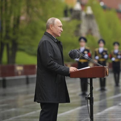 Kuvassa Vladimir Putin seuraa voitonpäivän paraatia.