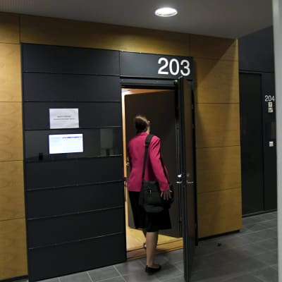 Syyttäjä menossa SteUp-tanssikoulun entisen opettajan syytteen käsittelyyn Helsingin käräjäoikeudessa.