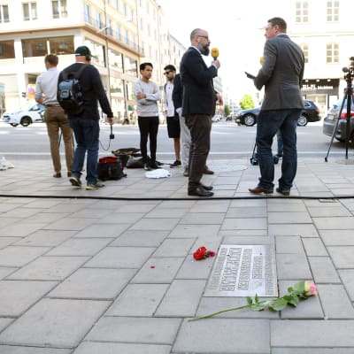 Toimittajia ja kuvaajia Palmen murhapaikalla Tukholmassa.