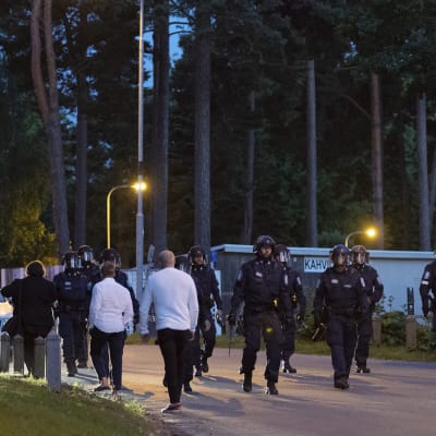 Kuvassa on poliiseja Hietaniemen uimarannalla Helsingissä juhannusyönä 20. kesäkuuta 2020