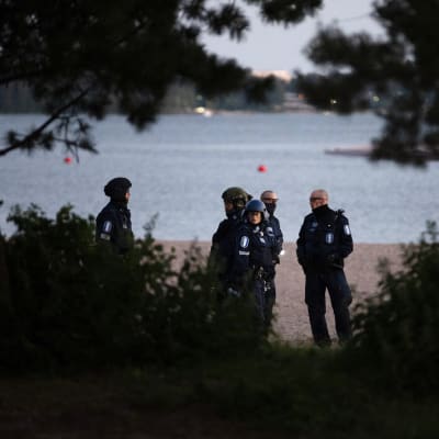 Kuvassa on poliiseja Hietaniemen uimarannalla Helsingissä juhannusyönä 20. kesäkuuta 2020.
