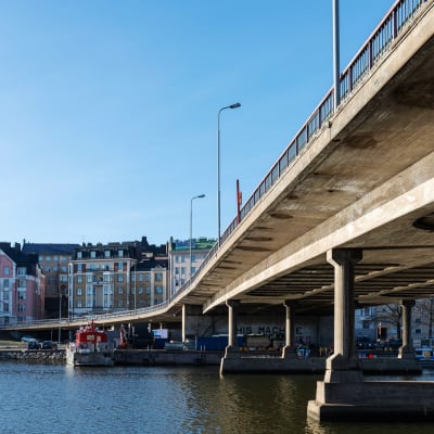Kuvassa on Hakaniemen silta.