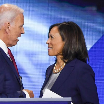 Joe Biden ja Kamala Harris keskustelivat Houstonissa Texasissa 12. syyskuuta 2019 demokraattien presidenttiehdokkaiden väittelyn jälkeen. Tuolloin Harris kampanjoi vielä oman ehdokkuutensa puolesta.