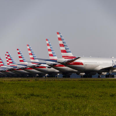 Kuvassa on Amrican Airlinesin lentokoneita.