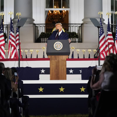 Kuvassa on Donald Trump pitämässä puhetta Yhdysvalloissa rebublikaanien puoluekokouksessa.