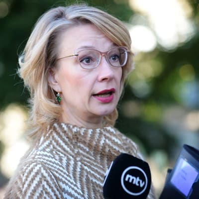 Eurooppaministeri Tytti Tuppurainen tapasi mediaa lyhyesti ennen talousarvioneuvotteluiden alkamista Säätytalossa Helsingissä 14. syyskuuta.