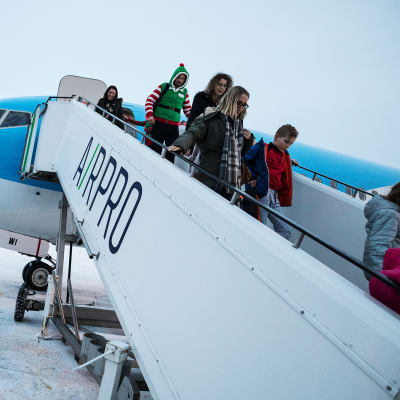 Kuvassa on matkustajia Kittilän lentokentällä.