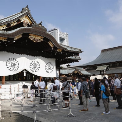 Vierailijat jonottavat Yasukunin pyhäkön edustalla Tokiossa.