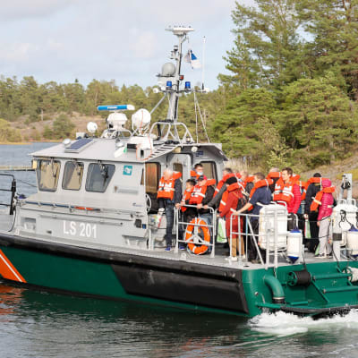 Rajavartiolaitoksen vene kuljettaa Viking Linen Amorella-laivalta evakuoituja matkustajia turvaan Ahvenanmaalla. 
