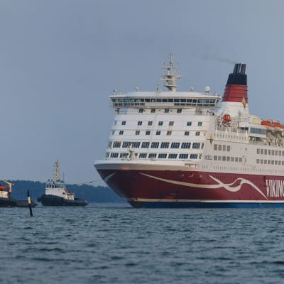 Kuvassa on käynnissä Viking Linen Amorella-aluksen siirto takaisin Suomen mantereelle.
