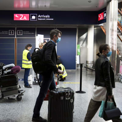 Matkustajia Helsinki-Vantaan lentoasemalla.