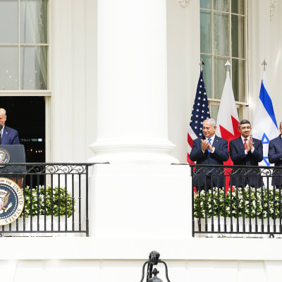 Donald Trump, Benjamin Netanjahu, Abdullah bin Zayed ja Abdulatif al-Zayani tiedotustilaisuudessa Washingtonissa. 