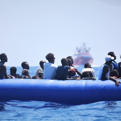 Kuvassa on pakolaisia merellä veneessä elokuussa 2019.