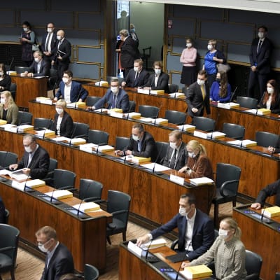 Kansanedustajat valmistautuvat äänestämään eduskunnan täysistunnossa Helsingissä 2. lokakuuta 2020.