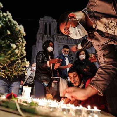 Kuvassa on ihmisiä Nizzan terrori-iskun uhrien muistopaikalla.