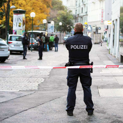 Poliisi vartioi kadulla Wienissä.