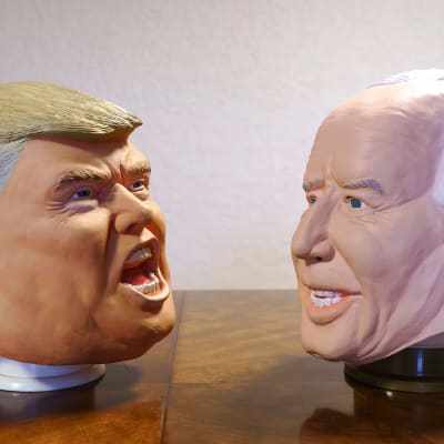 Kuvassa on Trumpin ja Bidenin naamarit.