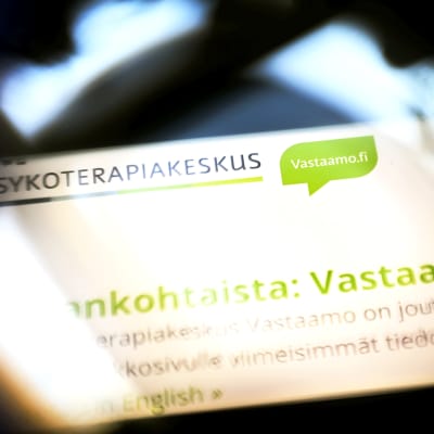 Psykoterapiakeskus Vastaamon logoja kuvattuna yrityksen nettisivuilta ja somekanavista. 