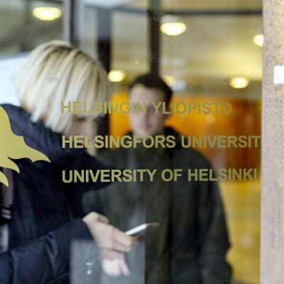Helsingin yliopiston logo ovessa.