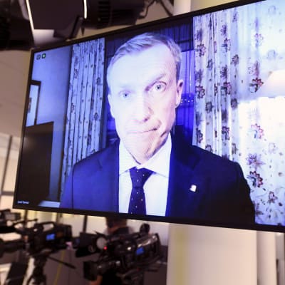 Erityisedustaja Jussi Tanner ulkoministeriöstä osallistui karanteenin vuoksi etäyhteydellä ulkoministeriön tiedotustilaisuuteen koskien kotiutuksia al-Holin leiriltä 20. joulukuuta 2020.