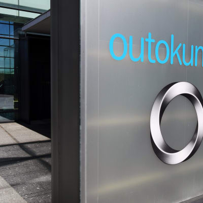 Teräsyhtiö Outokummun logo yhtiön pääkonttorilla Salmisaaressa Helsingissä.