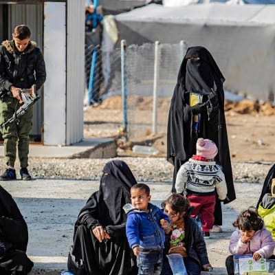 Naisia ja lapsia aurinkoisessa säässä al-Holin leirillä Syyriassa 21. joulukuuta.