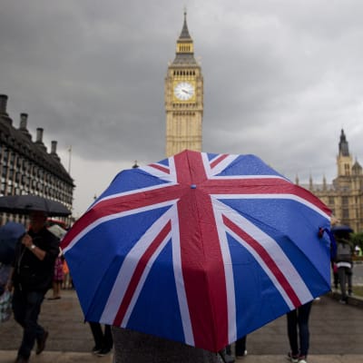 Union Jack -sateenvarjo ja Bin Ben Lontoossa vuonna 2016.