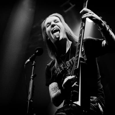 Children of Bodomin Alexi Laiho soittaa kitaraa.