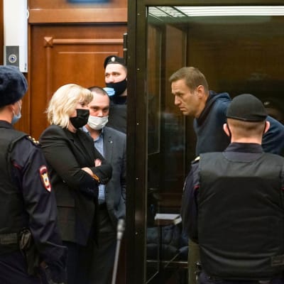 Aleksei Navalnyi tuomioistuimessa sijaitsevassa lasikopissa Moskovassa.