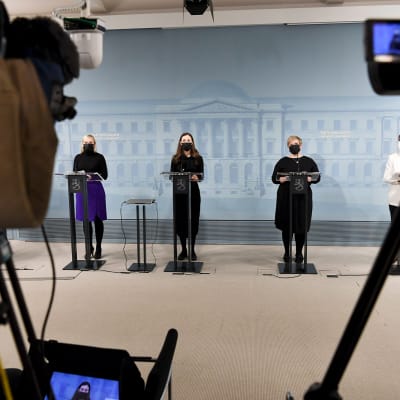 Maria Ohisalo, Sanna Marin, Annika Saarikko ja Anna-Maja Henriksson hallituksen tiedotustilaisuudessa.