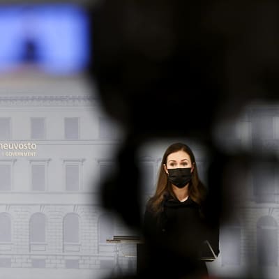 Maria Ohisalo ja pääministeri Sanna Marin hallituksen tiedotustilaisuudessa.