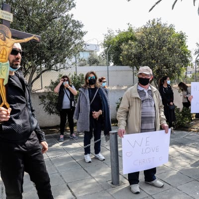 Mielenosoittajia Kyproksen yleisradioyhtiön edustalla vastustaen Kyproksen viisuvalintaa.