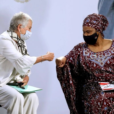 Mexikon sisäministeri Olga Sanchez Cordero ja YK:n naisjärjestön johtaja Phumzile Mlambo-Ngcuka tervehtivät nyrkein.